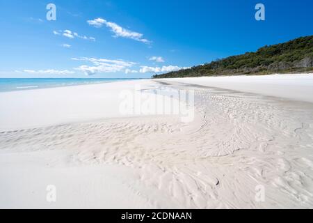 Weißer Sandstrand und klares Wasser unter blauem Himmel, in der Nähe von Awinya Creek, Westufer von Fraser Island, Hervey Bay Queensland Australien