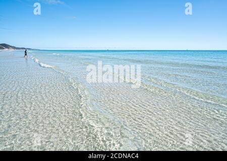 Weißer Sandstrand und klares Wasser unter blauem Himmel, in der Nähe von Awinya Creek, Westufer von Fraser Island, Hervey Bay Queensland Australien