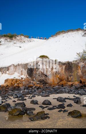 Touristen auf Sanddüne am westlichen Ufer von Fraser Island, Hervey Bay, Queensland Australien Stockfoto