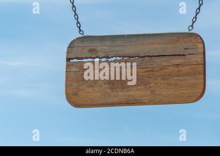 Holztafel aus Holz gegen den Himmel. Kopierraum. Stockfoto