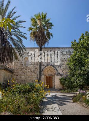 Abu Ghosh, Israel - 13. August 2020: Die Kreuzritterkirche im arabischen Dorf Abu Ghosh, an der Autobahn zwischen Jerusalem und Tel Aviv gelegen. Stockfoto