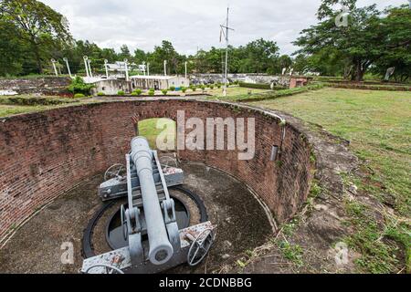 Alte verschwindende Waffe im Museum von Phi Sua Samut Fort, Samut Prakan, Thailand. Weitwinkelansicht. Das Museum ist für die Öffentlichkeit zugänglich. Stockfoto