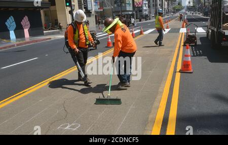 Los Angeles, Usa. August 2020. Los Angeles Bureau of Street Services bereite die Oberfläche für das 'All Black Lives Matter' Wandbild am Hollywood Blvd. Am Donnerstag, 27. August 2020 vor. Das Wandgemälde wird als Hommage nach einem massiven Protest gegen Rassismus und in Solidarität mit der schwarzen LGBTQ-Gemeinschaft im Gefolge der Ermordung von George Floyd in Minneapolis dienen. Die permanente Installation wird von den Theatern Dolby, TCL Chinese und El Capitan begrenzt. Foto von Jim Ruymen/UPI Kredit: UPI/Alamy Live Nachrichten Stockfoto