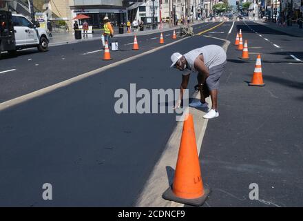 Los Angeles, Usa. August 2020. Wandmalerin Luckie Alexander, ein schwarzer Trans-Mann, überprüft die Oberfläche in Vorbereitung auf das Wandbild "All Black Lives Matter" am Hollywood Blvd. Am Donnerstag, 27. August 2020. Das Wandgemälde wird als Hommage nach einem massiven Protest gegen Rassismus und in Solidarität mit der schwarzen LGBTQ-Gemeinschaft im Gefolge der Ermordung von George Floyd in Minneapolis dienen. Die permanente Installation wird von den Theatern Dolby, TCL Chinese und El Capitan begrenzt. Foto von Jim Ruymen/UPI Kredit: UPI/Alamy Live Nachrichten Stockfoto