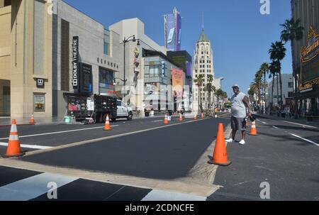 Los Angeles, Usa. August 2020. Wandmalerin Luckie Alexander, ein schwarzer Trans-Mann, überprüft die Oberfläche in Vorbereitung auf das Wandbild "All Black Lives Matter" am Hollywood Blvd. Am Donnerstag, 27. August 2020. Das Wandgemälde wird als Hommage nach einem massiven Protest gegen Rassismus und in Solidarität mit der schwarzen LGBTQ-Gemeinschaft im Gefolge der Ermordung von George Floyd in Minneapolis dienen. Die permanente Installation wird von den Theatern Dolby, TCL Chinese und El Capitan begrenzt. Foto von Jim Ruymen/UPI Kredit: UPI/Alamy Live Nachrichten Stockfoto