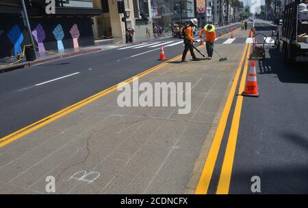 Los Angeles, Usa. August 2020. Los Angeles Bureau of Street Services bereite die Oberfläche für das 'All Black Lives Matter' Wandbild am Hollywood Blvd. Am Donnerstag, 27. August 2020 vor. Das Wandgemälde wird als Hommage nach einem massiven Protest gegen Rassismus und in Solidarität mit der schwarzen LGBTQ-Gemeinschaft im Gefolge der Ermordung von George Floyd in Minneapolis dienen. Die permanente Installation wird von den Theatern Dolby, TCL Chinese und El Capitan begrenzt. Foto von Jim Ruymen/UPI Kredit: UPI/Alamy Live Nachrichten Stockfoto