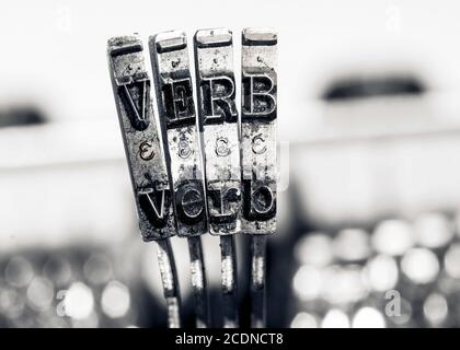Das Wort VERB mit alten typwriter keys Schwarzweiß Stockfoto