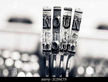 Das Wort Substantiv mit alten typwriter keys Schwarzweiß Stockfoto