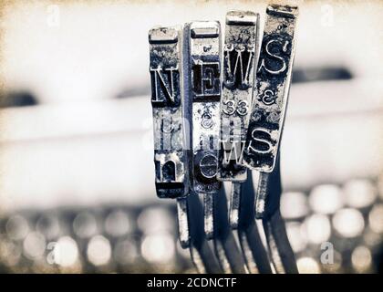 Das Wort Nachrichten mit alten typewrter Hämmer in Schwarzweiß Stockfoto