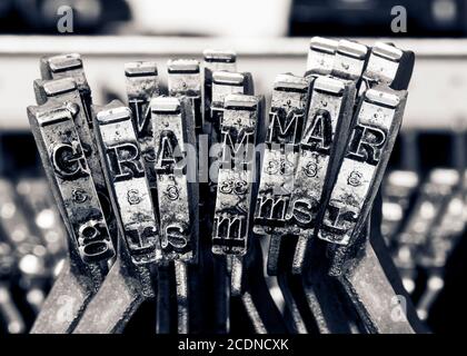 Das Wort GRAMMER mit alten typwriter keys Schwarzweiß Stockfoto