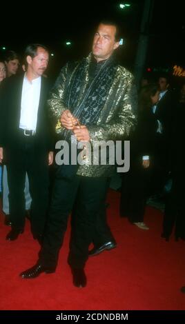 Westwood, California, USA 11. März 1996 Schauspieler Steven Seagal besucht Warner Bros. Pictures' 'Executive Decision' Premiere am 11. März 1996 im Mann Village Theater in Westwood, Kalifornien, USA. Foto von Barry King/Alamy Stockfoto Stockfoto