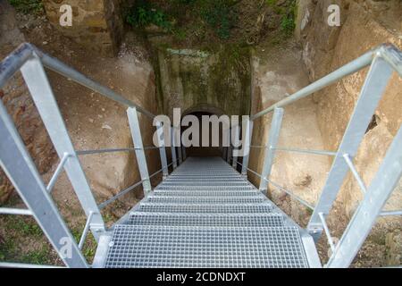 Stahltreppe in die unterirdischen Gänge unter der Burg von Sirok, Ungarn Stockfoto