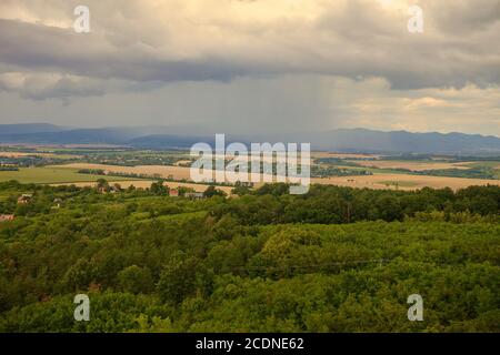 Sturm auf den Feldern in der Nähe der Stadt Levice, Slowakei Stockfoto