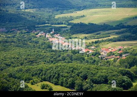 Blick vom Schloss Regéc auf das Dorf Mogyoróska im Tal, Ungarn Stockfoto