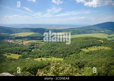 Blick vom Schloss Regéc auf das Dorf Mogyoróska im Tal und auf die Region Zemplín im fernen Ungarn Stockfoto