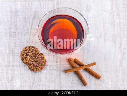 Tasse Tee mit Minze auf Blätter Holztisch Stockfoto