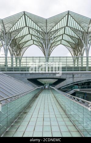 LISSABON, PORTUGAL - 1. APRIL 2013: Oriente Bahnhof. Diese Station wurde von Santiago Calatrava für die Expo '98 Welt entworfen Stockfoto