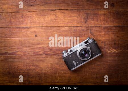 Vintage Kamera auf Holz- Hintergrund Stockfoto