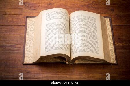 Buch auf altem Holzhintergrund öffnen Stockfoto