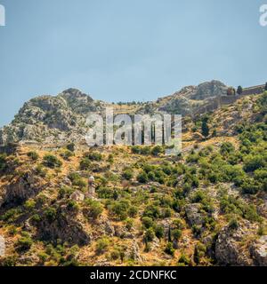 Die Ruinen der alten Festungsmauer in Kotor, Montenegro Stockfoto