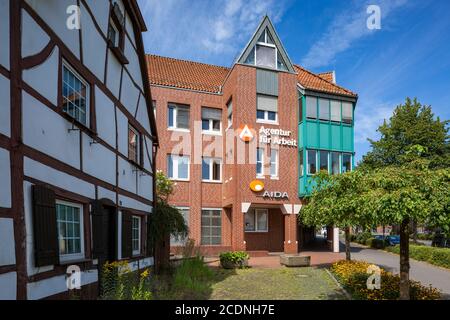 D-Dorsten, Lippe, Ruhrgebiet, Naturpark hohe Mark Westmünsterland, Münsterland, Westfalen, Nordrhein-Westfalen, NRW, Seidemann-Haus, Fachwerkhaus in der Kappusstiege 19 und die Arbeitsagentur Stockfoto