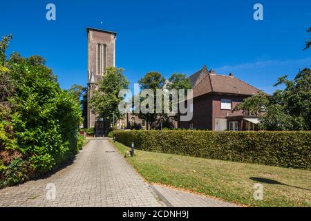 D-Dorsten, D-Dorsten-Holsterhausen, Lippe, Ruhrgebiet, Naturpark hohe Mark Westmünsterland, Münsterland, Westfalen, Nordrhein-Westfalen, NRW, Neue St. Antonius-Kirche, katholische Pfarrkirche, gotische Wiedergeburt, Kirchturm Stockfoto