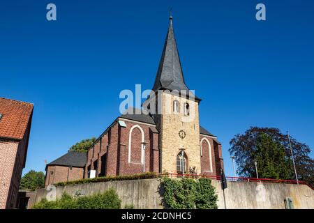 D-Dorsten, D-Dorsten-Hervest, Lippe, Ruhrgebiet, Naturpark hohe Mark Westmünsterland, Münsterland, Westfalen, Nordrhein-Westfalen, NRW, Paulskirche auf einem Hügel, katholische Pfarrkirche, Dorfkirche mit romanischem Kirchturm Stockfoto