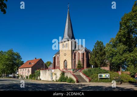 D-Dorsten, D-Dorsten-Hervest, Lippe, Ruhrgebiet, Naturpark hohe Mark Westmünsterland, Münsterland, Westfalen, Nordrhein-Westfalen, NRW, Paulskirche auf einem Hügel, katholische Pfarrkirche, Dorfkirche mit romanischem Kirchturm Stockfoto