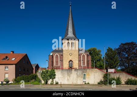 D-Dorsten, D-Dorsten-Hervest, Lippe, Ruhrgebiet, Naturpark hohe Mark Westmünsterland, Münsterland, Westfalen, Nordrhein-Westfalen, NRW, Paulskirche auf einem Hügel, katholische Pfarrkirche, Dorfkirche mit romanischem Kirchturm Stockfoto