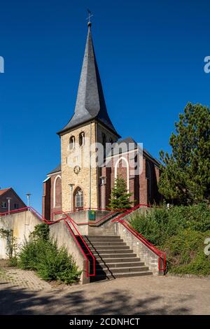 D-Dorsten, D-Dorsten-Hervest, Lippe, Ruhrgebiet, Naturpark hohe Mark Westmünsterland, Münsterland, Westfalen, Nordrhein-Westfalen, NRW, Paulskirche auf einem Hügel, katholische Pfarrkirche, Dorfkirche mit romanischem Kirchturm, Treppenhaus zur Kirche, symbolisch Stockfoto