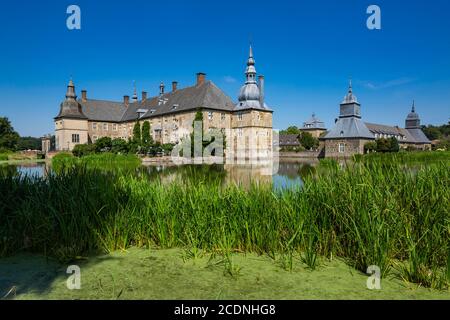 D-Dorsten, D-Dorsten-Lembeck, Lippe, Ruhrgebiet, Naturpark hohe Mark Westmünsterland, Münsterland, Westfalen, Nordrhein-Westfalen, NRW, Schloss Lembeck, Wasserschloss, Barock, Schlosspark, Barockgärten, englischer Landschaftsgarten, Graben Stockfoto