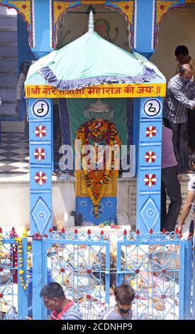 Beawar, Rajasthan, Indien, 28. August 2020: Idol der Hindu-Gottheit Teja während "Teja Dashami" Festival Feiern inmitten Coronavirus Pandemie, in Beawar. Teja gilt als eine der wichtigsten elf Inkarnationen des Hindu-Gottes Shiva und als Volksgottheit in Rajasthan verehrt. Kredit: Sumit Saraswat/Alamy Live Nachrichten Stockfoto