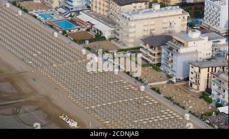 Leere Sonnenliegen an der italienischen Adriaküste Stockfoto