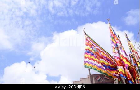 Beawar, Rajasthan, Indien, 28. August 2020: Bunte religiöse Fahnen Wellen auf einem Tempel während der "Teja Dashami" Festival-Feierlichkeiten in Beawar. Teja gilt als eine der wichtigsten elf Inkarnationen des Hindu-Gottes Shiva und als Volksgottheit in Rajasthan verehrt. Kredit: Sumit Saraswat/Alamy Live Nachrichten Stockfoto