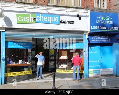 Cash & Check Express Outlet in Church Street, High Wycombe, Großbritannien Stockfoto