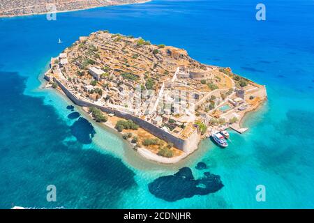 Blick auf die Insel Spinalonga mit ruhigem Meer. Hier wurden isoliert Aussätzigen, Menschen mit der Hansen Krankheit, Golf von Elounda, Kreta, Griechenland. Stockfoto