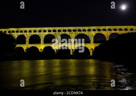 Die pont du Gard bei Nacht / Beleuchtung Stockfoto
