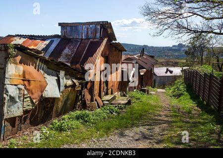 Alte Slums aus Brettern und rostigen Blechen auf dem Adlerhorst in Wladiwostok. Stockfoto