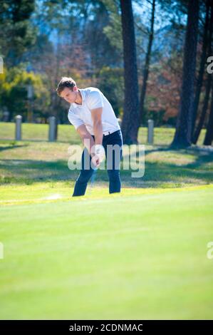 Bild eines Golfspielers, der einen Chip-Schuss auf den spielt Grün auf einem Golfplatz in Südafrika Stockfoto