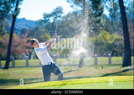 Bild eines Golfspielers, der einen Chip-Schuss auf den spielt Grün auf einem Golfplatz in Südafrika Stockfoto