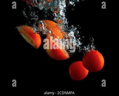 Tomaten in Wasser Stockfoto