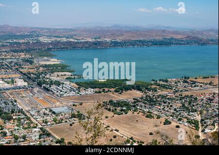 Luftaufnahme über Lake Elsinore, CA mit Blick nach Osten über die Stadt und den See selbst. Stockfoto