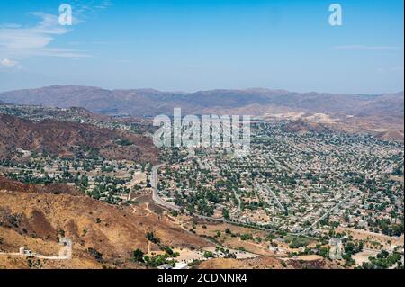Luftaufnahme über Lake Elsinore, CA mit Blick nach Osten über die Stadt und den See selbst. Stockfoto