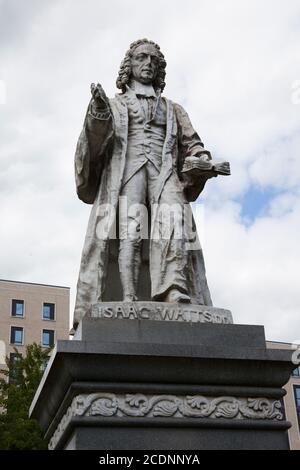Eine Statue des christlichen Ministers Isaac Watts ein Hymnschreiber im Watts Park in Southampton in Großbritannien, aufgenommen am 10. Juli 2020 Stockfoto