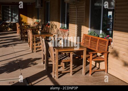 Holztische im Restaurant auf der Straße Stockfoto