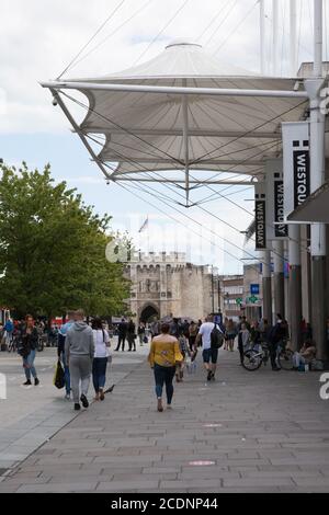 Blick auf die Stadt Southampton mit Bargate und High Street Shopping in Hampshire in Großbritannien, aufgenommen am 10. Juli 2020 Stockfoto