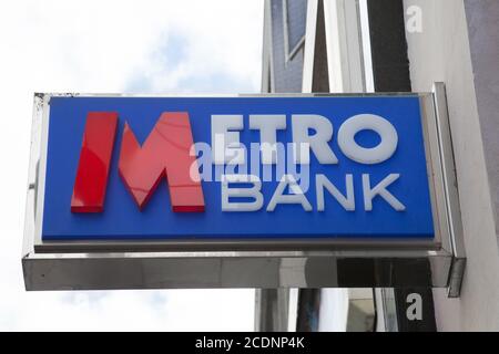 Das Metro Bank Schild an einer Bank in Southampton in Großbritannien, aufgenommen am 10. Juli 2020 Stockfoto