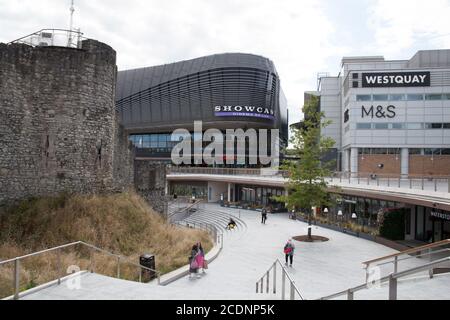 Blick auf die alte Stadtmauer und das Westquay Shopping Centre in Southampton, Hampshire in Großbritannien, aufgenommen am 10. Juli 2020 Stockfoto