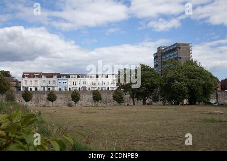 Ein Blick auf die Stadtmauer und umgebene Wohnimmobilien am West Quay in Southampton in Großbritannien, aufgenommen am 10. Juli 2020 Stockfoto