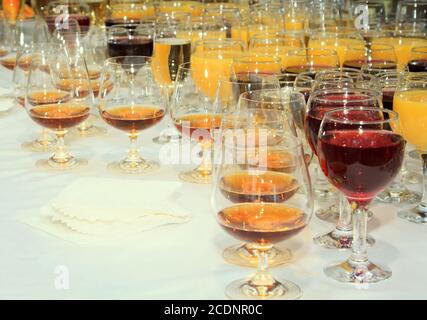 Eine Menge Weingläser mit alkoholischen Getränken auf dem Tisch Stockfoto